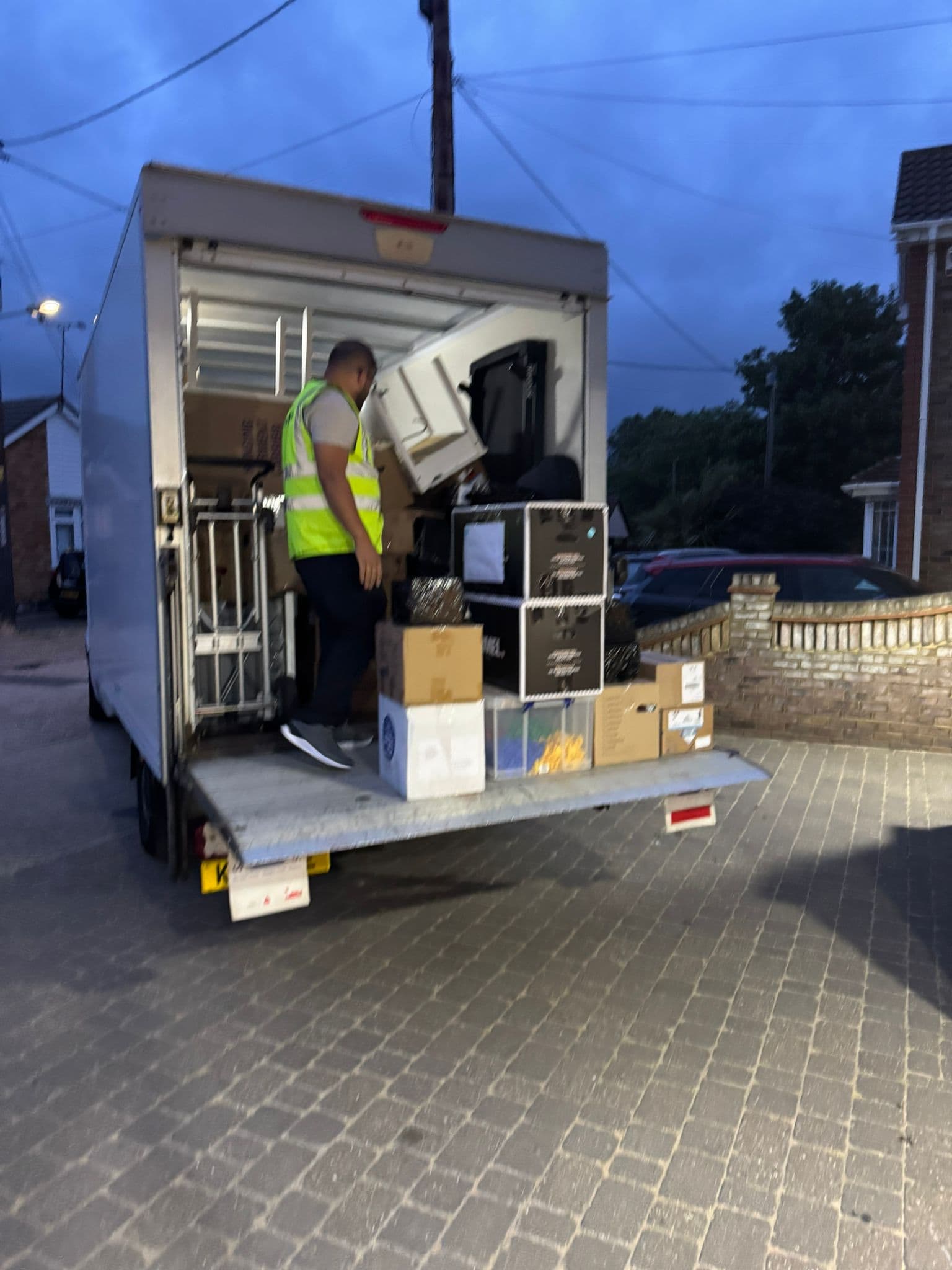 Large removal van London — Luton van for house and office moves across London