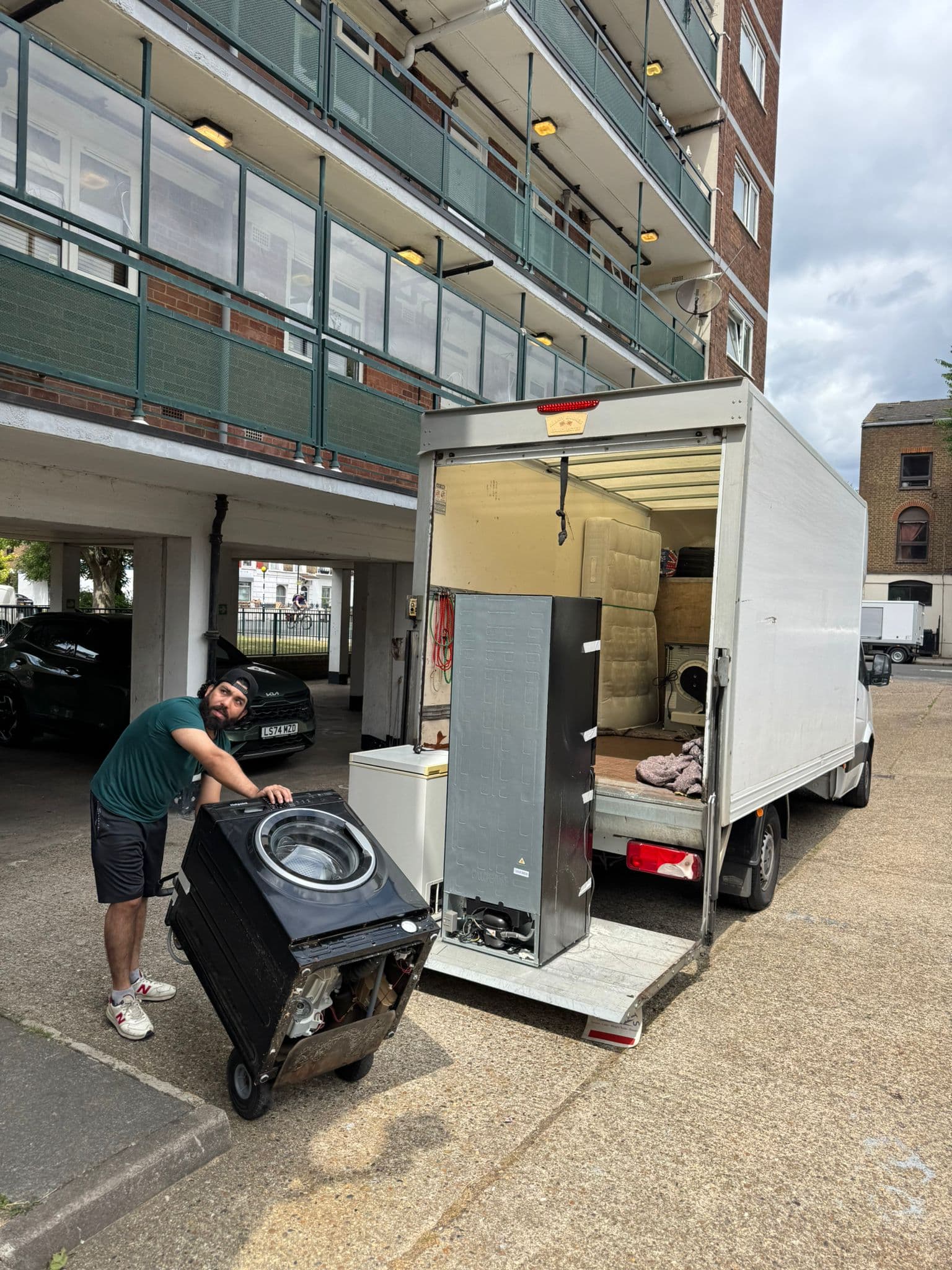 Packing fragile items London — specialist bubble wrap, tissue paper and corner protection